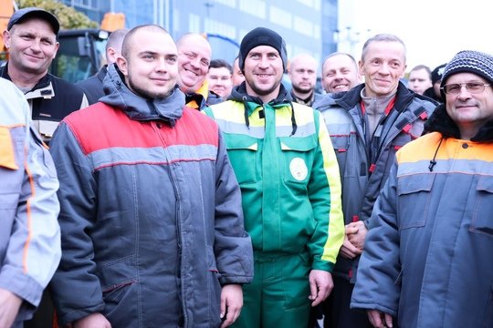 Сегодня, в преддверии зимнего сезона, передали муниципалитетам коммунальную технику — 92 машины: экскаваторы-погрузчики и ручные роторные снегоуборщики, которые позволят убирать снег в 2,5 раза быстрее