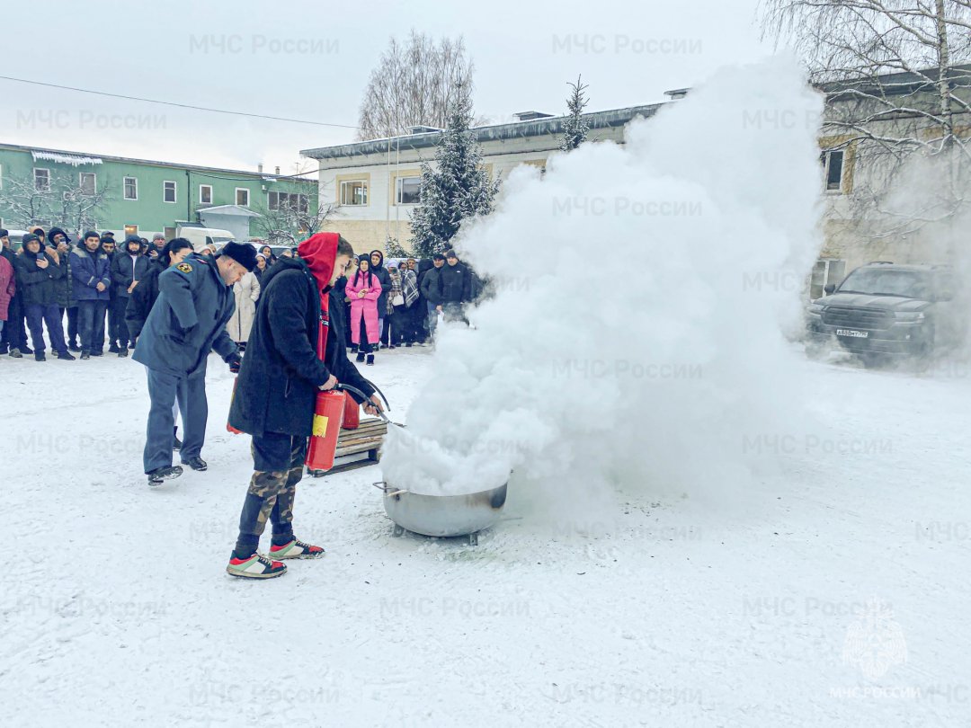 Пожарные и спасатели провели занятие с сотрудниками складского предприятия