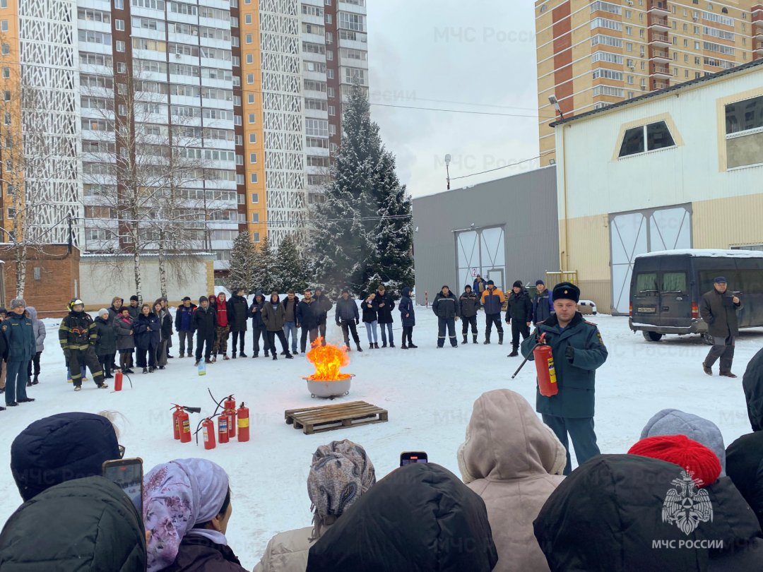 Пожарные и спасатели провели занятие с сотрудниками складского предприятия